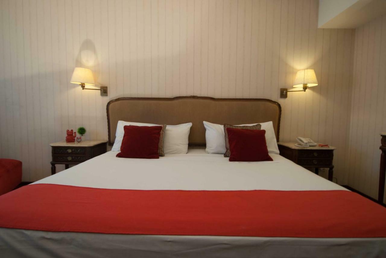 Room with One Queen Bed and One Single Bed - Non-Smoking